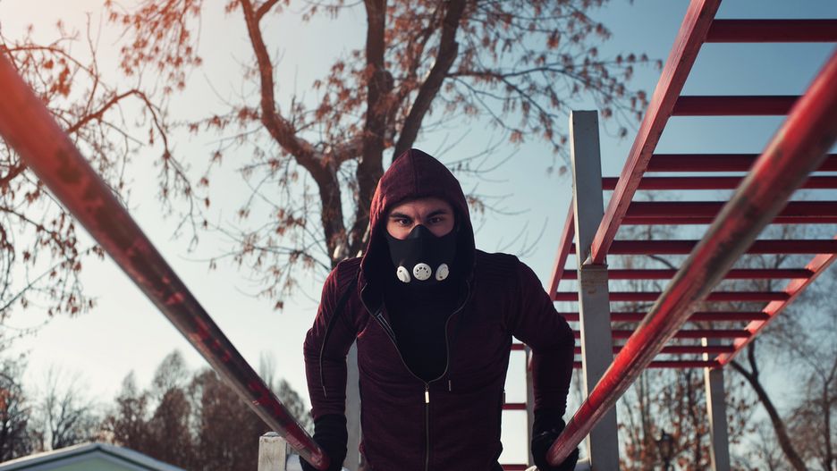 Maska treningowa to jeden z podstawowych elementów wyposażenia zawodowych biegaczy.