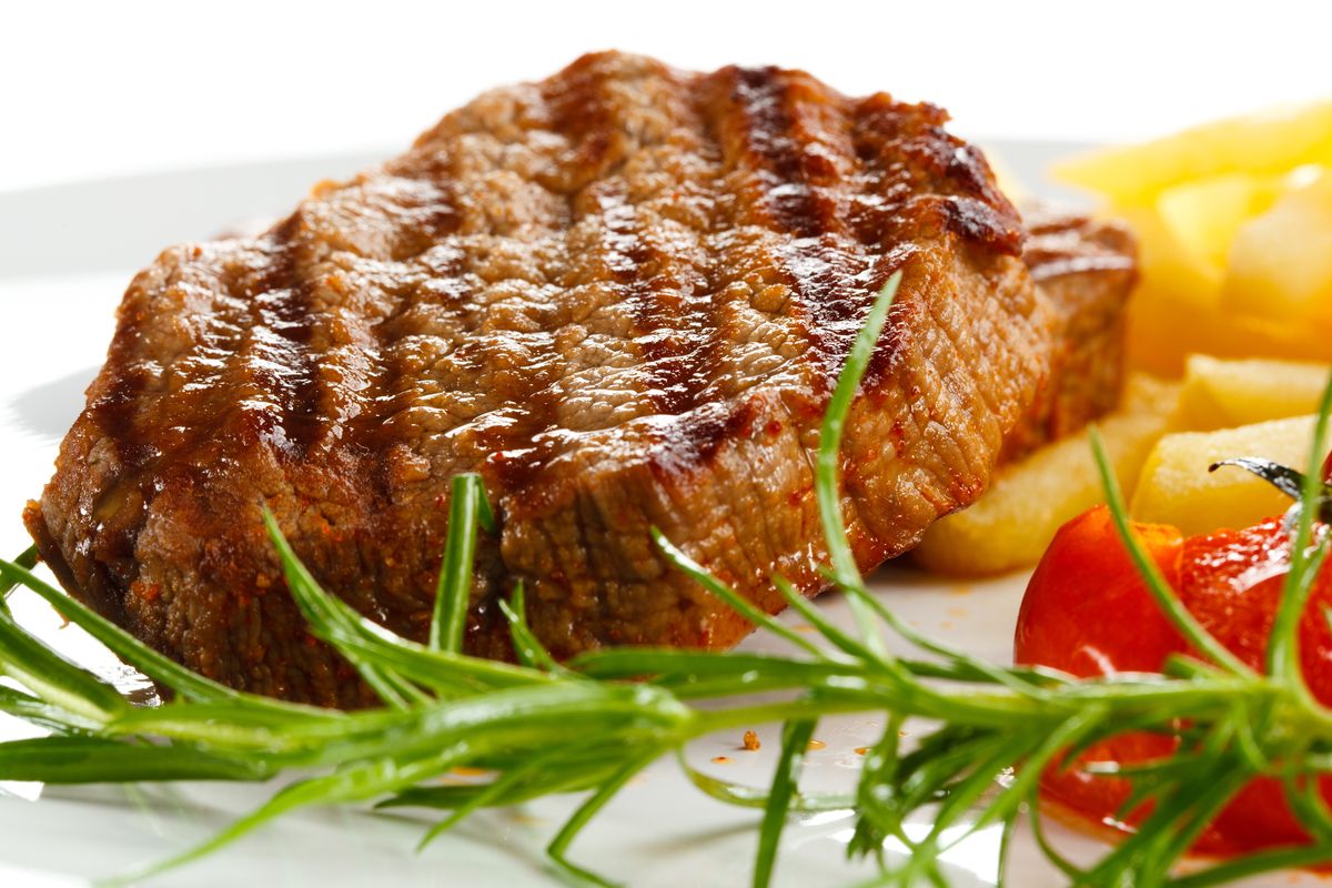 Pod wpływem alkoholu wegetarianie jedzą mięso. Tak pokazują badania