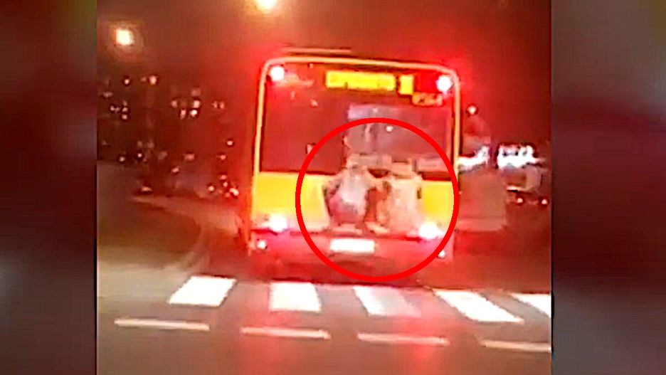 Jadący na zderzaku autobusu mężczyźni zostali nagrani przez jednego z kierowców