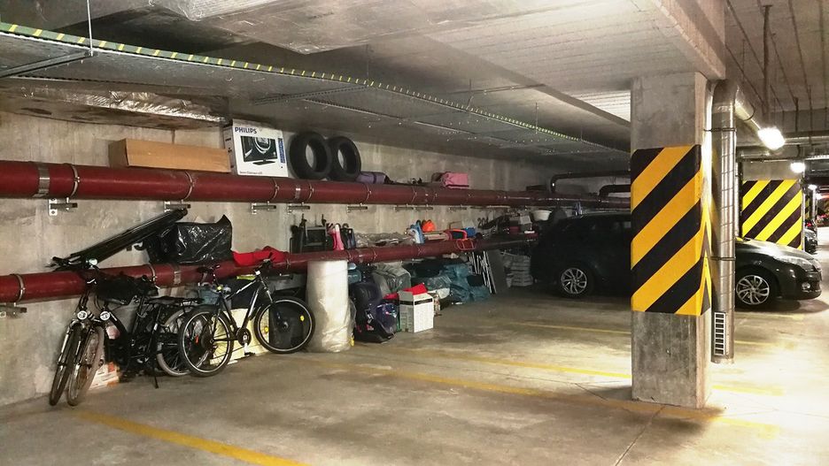 Zastawione garaże i klatki schodowe to w wielu blokach norma