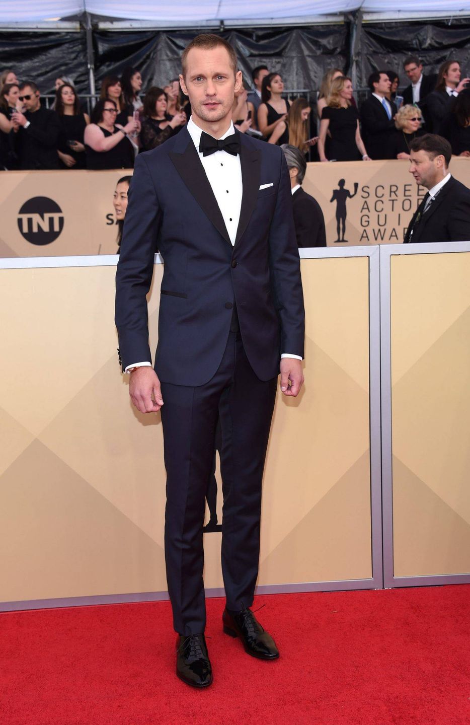 Alexander Skarsgard - SAG Awards 2018, garnitur: Hugo Boss, mucha: Bvlgari