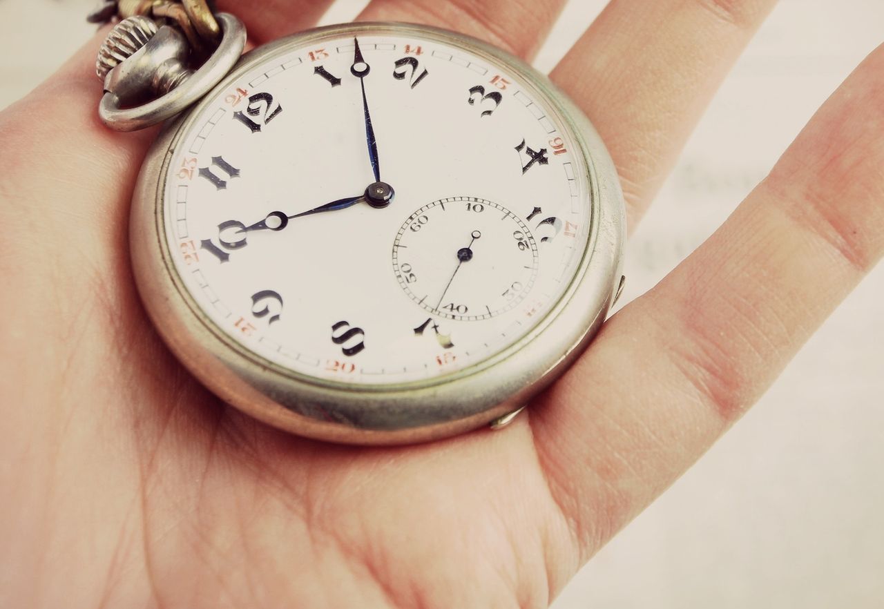 W niedzielę śpimy krócej. Po co co w ogóle przestawiać te zegarki?