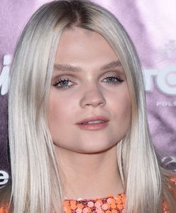 Margaret w normalnej sukience na imprezie. Dopiero teraz widać jaka jest zgrabna