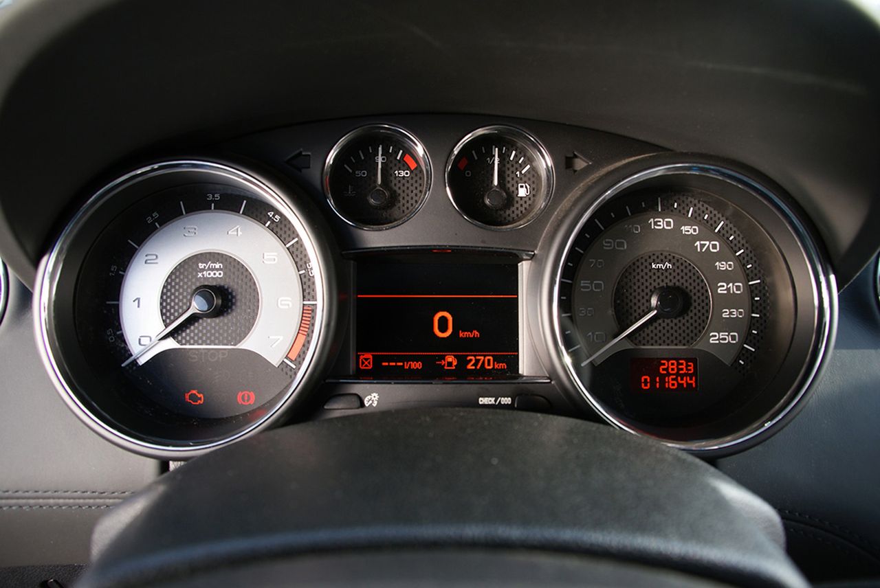 Rozszyfruj te motoryzacyjne skróty. Wiesz, co oznaczają?