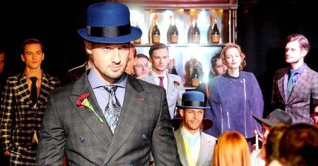Wyjątkowy "gangsterski" pokaz ubrań Rodrigo De La Garza. Zobacz całą najnowszą kolekcję męskich strojów projektanta