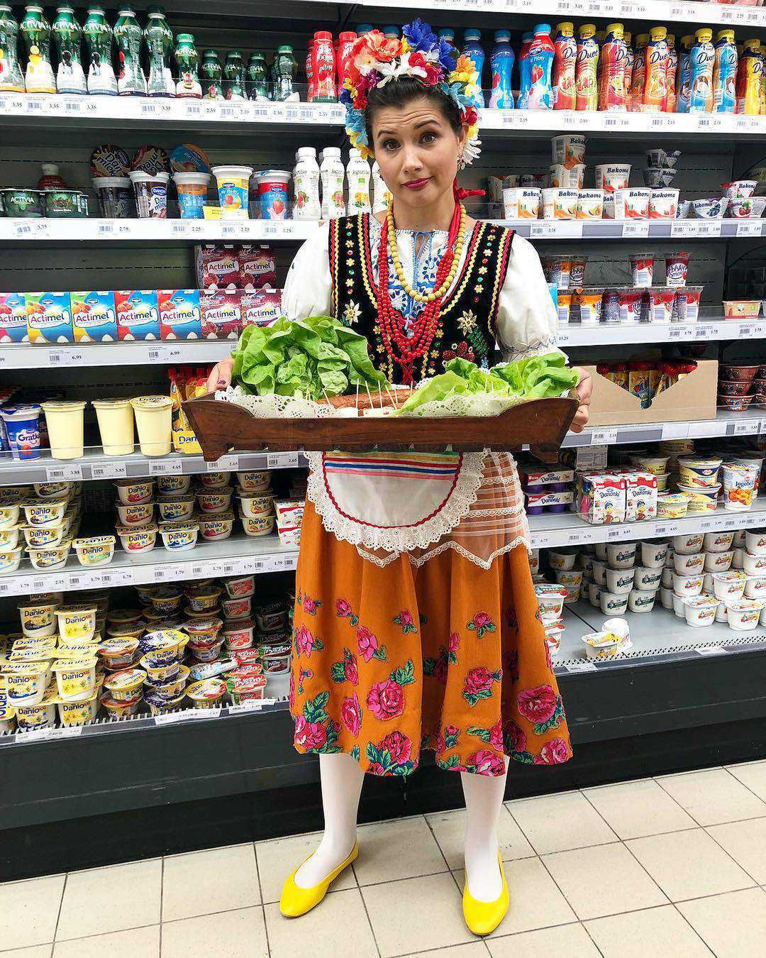 Agnieszka Sienkiewicz sprzedaje kiełbasę w hipermarkecie