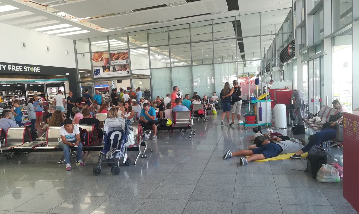 Polscy turyści utknęli w Burgas i Poznaniu. Znowu koczują na lotniskach