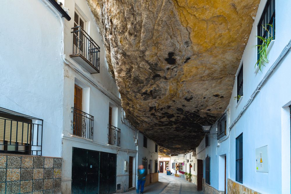 W Setenil de las Bodegas wiele osób śpi z ważącymi miliony ton skałami nad głowami