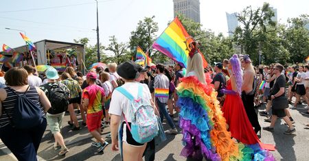 Sondaż ws. LGBT. Polacy jednoznacznie o adopcji dzieci przez pary homoseksualne