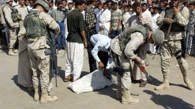 Żołnierze USA uspokajają mieszkańców Bagdadu