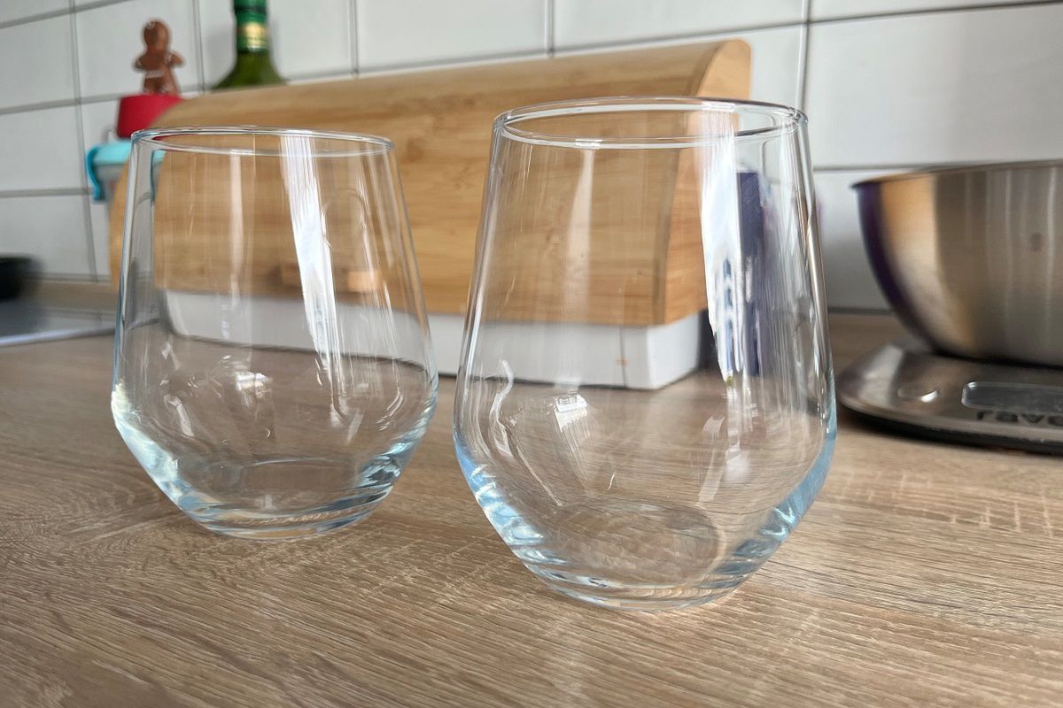 Zacieki na szklankach można łatwo usunąć. Fot. Genialne.pl