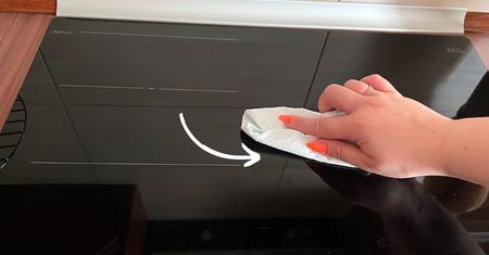 Rozsmarowuję na całej powierzchni i przecieram szmatką. Błyszczy jak przywieziona ze sklepu!