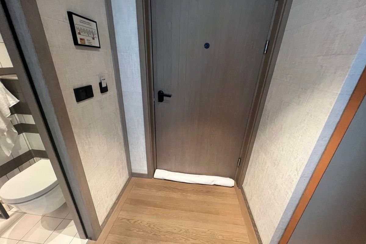 Why should you put a towel under the door? Photo: Genialne.pl