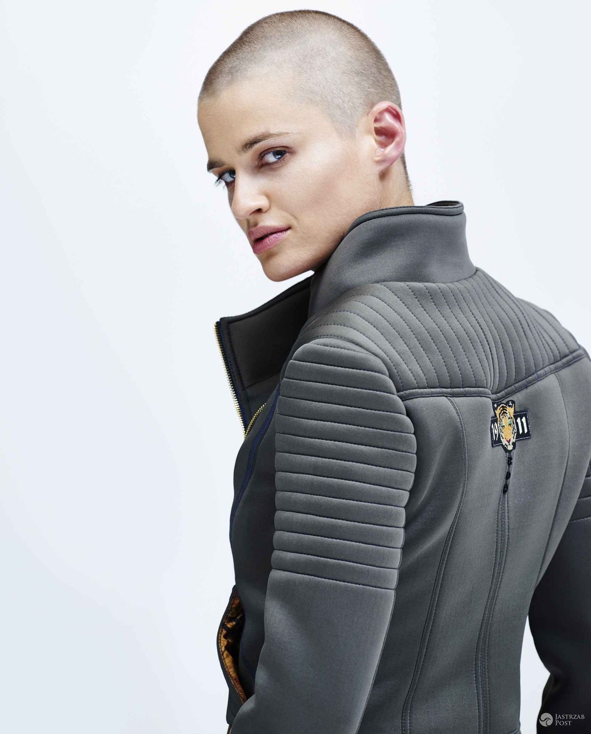 Kurtka, kolekcja Black Butterflies Army Femestage Eva Minge, 699 pln - <a href= "https://www.femestage.com/p/bba/kurtka_typu_ramoneska/szary_;jasnoszary/874" target="_blank"><b>KUPISZ TUTAJ</b></a>