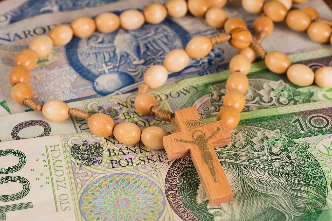 Rosary with a cross on Polish banknotes