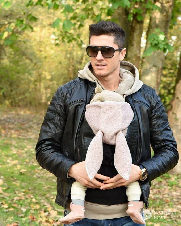 Robert Lewandowski z Klarą na spacerze