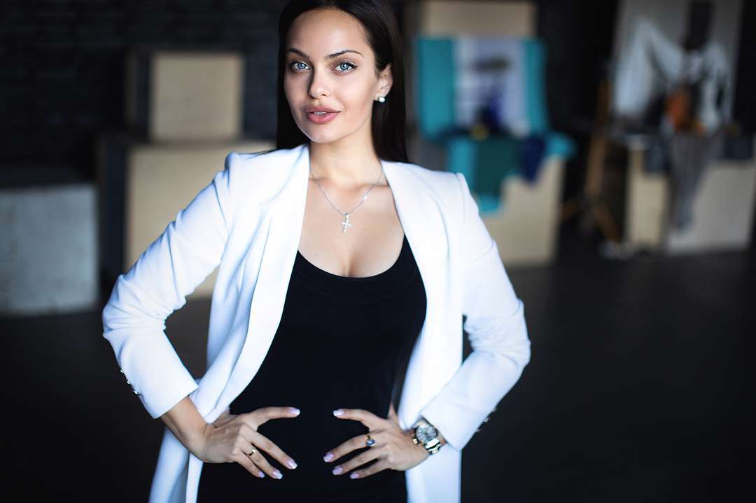Regina Kova wygląda jak Angelina Jolie