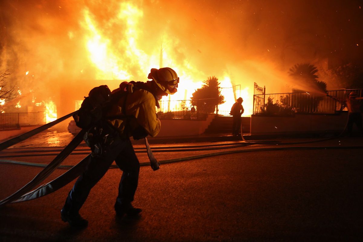 Ogromny pożar w Los Angeles. Ewakuowano dziesiątki tysięcy osób.
