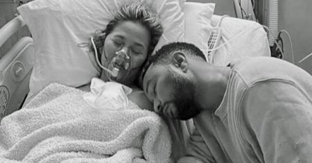 Dramat Chrissy Teigen szybko się nie skończy. Po wyjściu ze szpitala bez dziecka opublikowała wyciskający łzy wpis