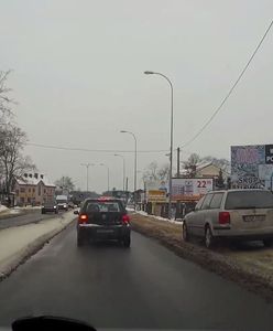 #dziejesiewmoto: kierowca passata wyprzedza zator chodnikiem