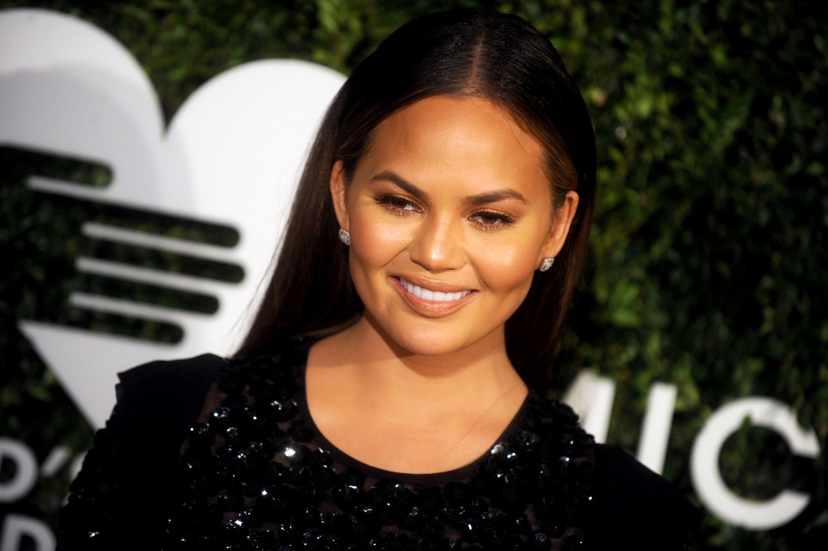 Chrissy Teigen kąpie swoje dzieci w zlewie. I wyglądają na przeszczęśliwe