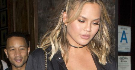 Chrissy Teigen zaliczyła wpadkę. Kreacja spłatała jej figla