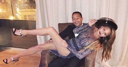 Chrissy Teigen prezentuje ogromy ciążowy brzuszek. Zbyt odważne zdjęcie?
