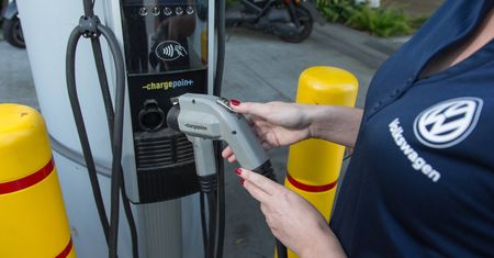 PGE współpracuje z Volkswagenem. Przy salonach stanie 300 ładowarek do aut