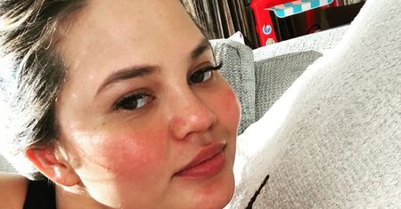 Chrissy Teigen karmiła dziecko nago. To nie jedyne, co robiła