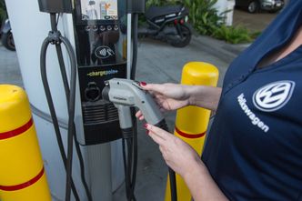 PGE współpracuje z Volkswagenem. Przy salonach stanie 300 ładowarek do aut
