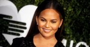 Chrissy Teigen kąpie swoje dzieci w zlewie. I wyglądają na przeszczęśliwe