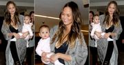 LOOK OF THE DAY: Chrissy Teigen w pasiastej narzutce