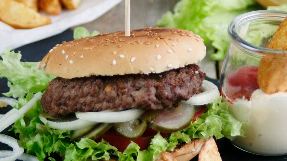 Domowy hamburger wołowy z frytkami. Chrupiący i pyszny
