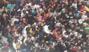 Bitwa o Crocsy to przy tym pikuś. Przepychanki tysięcy o burgera z przeceny