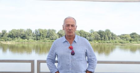 Karol Strasburger odwiedził grób żony. Towarzyszyła mu nowa partnerka