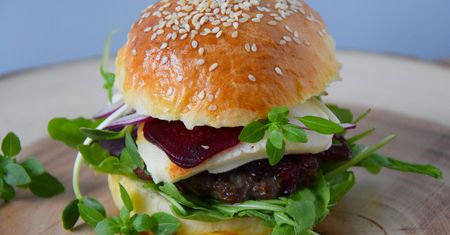 Domowy burger z konfiturą z cebuli