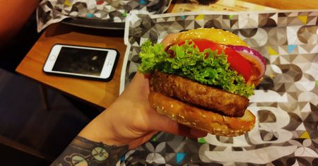 Nie zjecie jej w Burger Kingu i McDonald's. Smakuje jak mięso i polska sieć będzie ją mieć