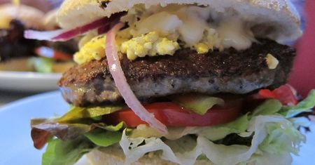 Zamiast frytek zamów drugiego burgera. Kontrowersyjna dietetyczki rada na temat jedzenia w fast foodach