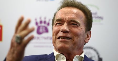 Po 27 latach pstryknęli sobie takie samo zdjęcie. Schwarzenegger i Hamilton na planie nowego "Terminatora"