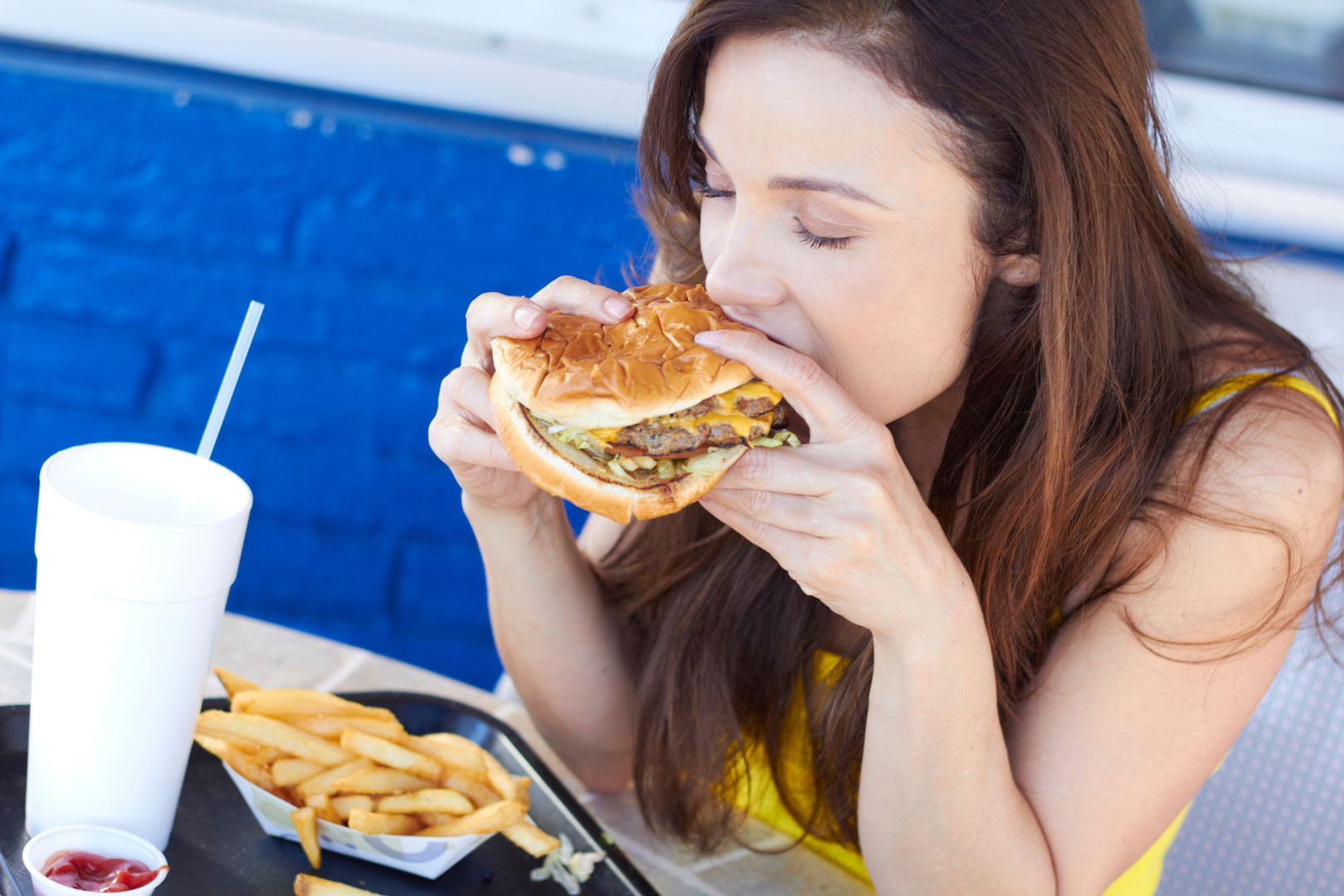 Zobacz, co dzieje się w żołądku po zjedzeniu burgera
