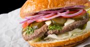 Burger z sieciówki czy restauracji? Na czym polega różnica