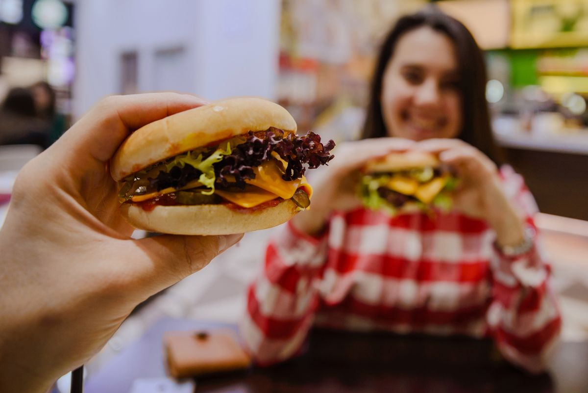 Cheat day na diecie. Czy warto pozwalać sobie na oszukany dzień?