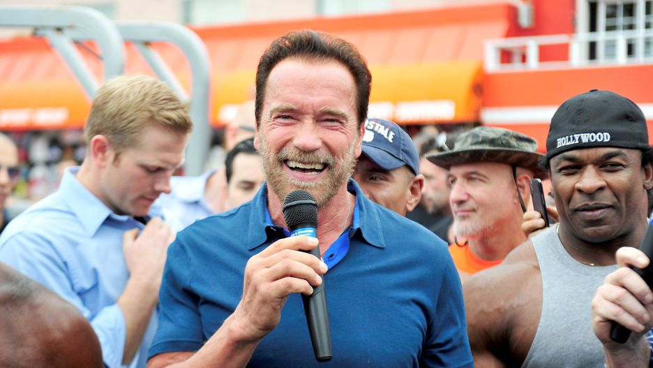 Arnold Schwarzenegger na siłowni pod chmurką w Kalifornii