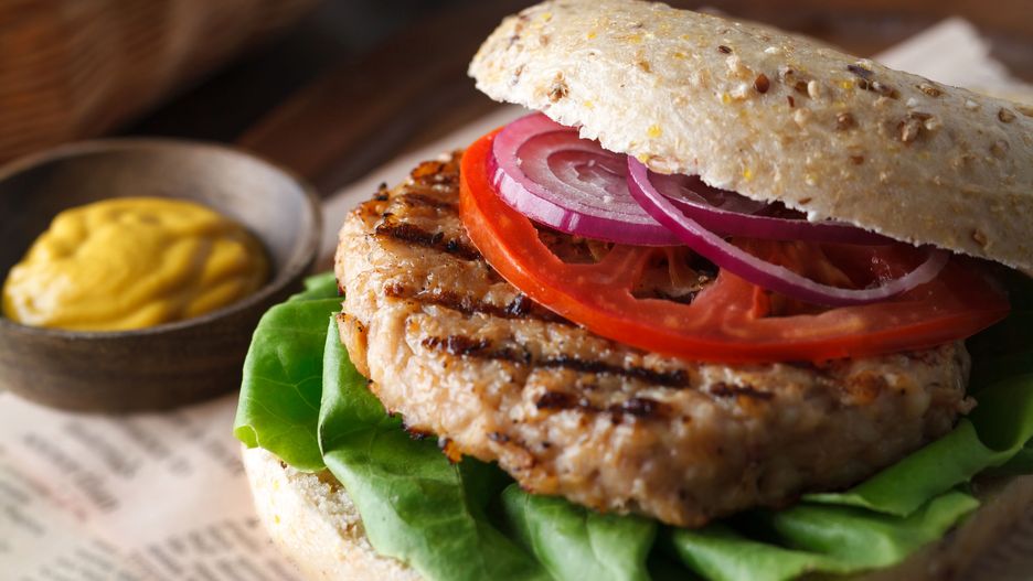 Domowy burger na bogato. Jak go zrobić?