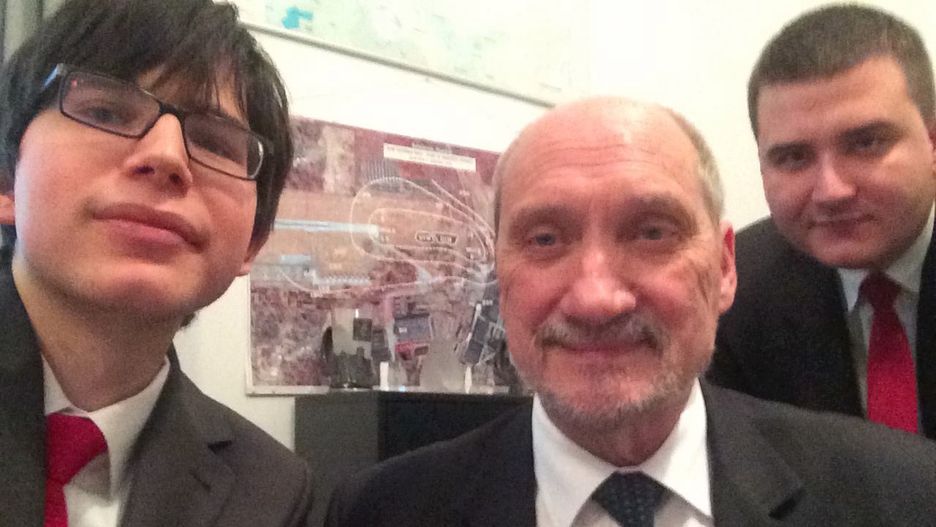 Edmund Janniger, Antoni Macierewicz i Bartłomiej Misiewicz