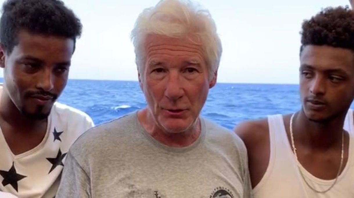 Richard Gere pomaga imigrantom. Spotkał się z ostrą krytyką