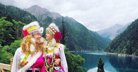 Rzuciła pracę i zwiedza świat z córką - poznaj Evie i Emily