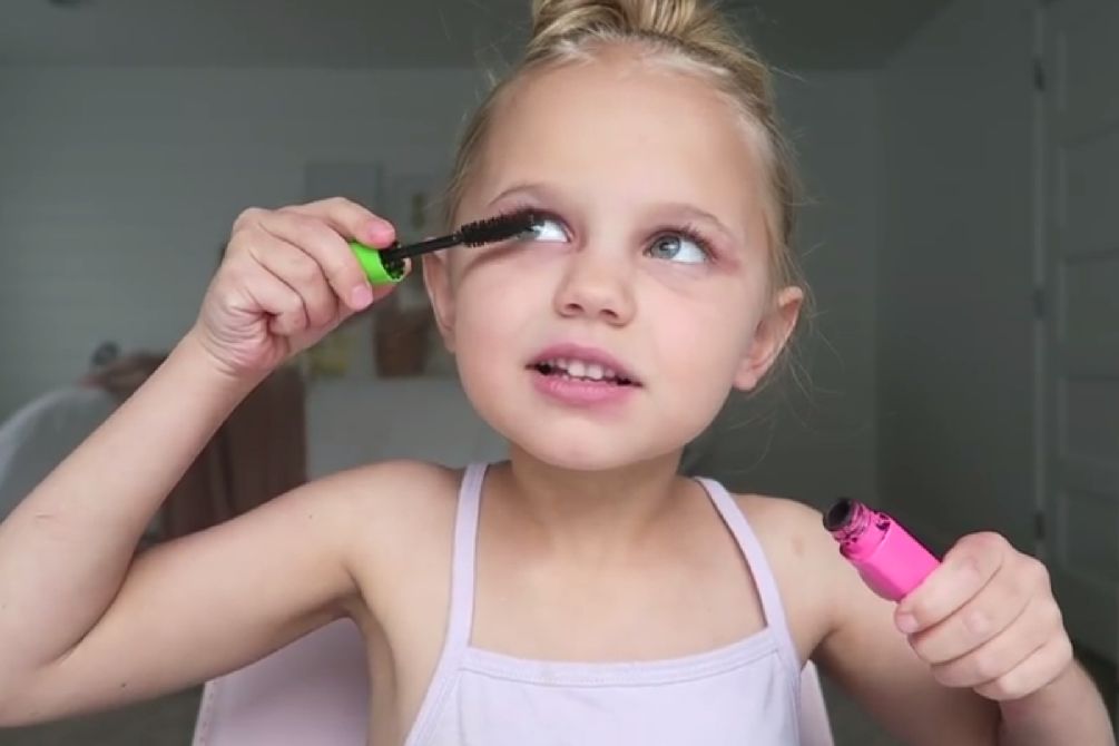 Kilkuletnie beauty vlogerki robią furorę w sieci