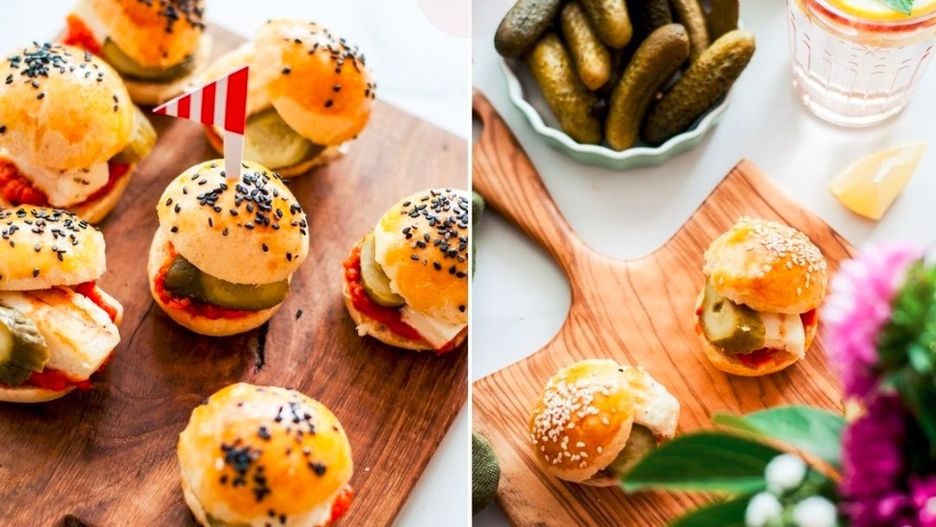 Mini burgery z ajwarem, halloumi i ogórkami. Na kolację lub przekąskę