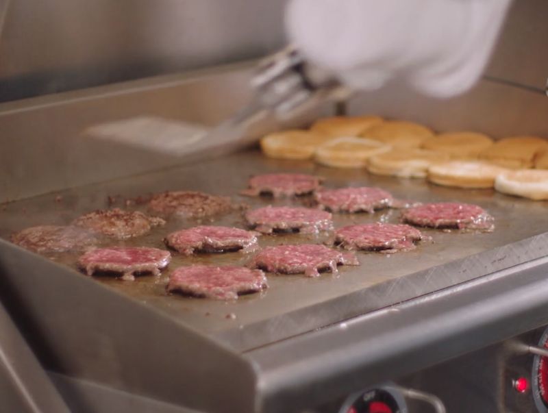 Ludzie są niezadowoleni, bo robot smaży im hamburgery. "Smakowało jakby zrobiła to maszyna"